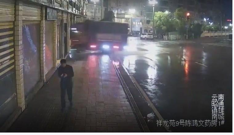 “穿越？”深夜雨天一辆货车超速超车失控，突然消失在视线当中