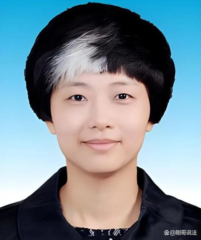 公务员可以染发？深圳女副区长因一撮白发走红，网友：染黑很难吗
