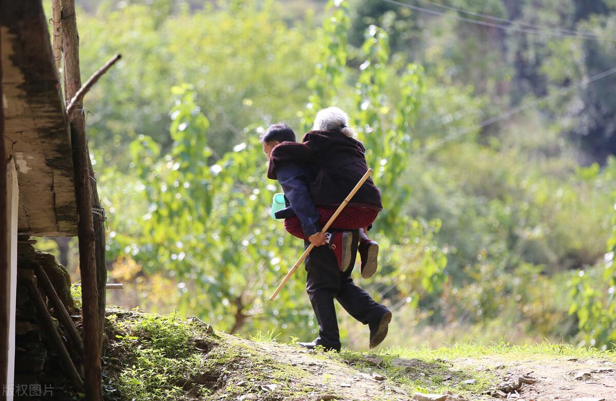 男子强行将植物人母亲放邻居家，女主持刀对抗被控伤害罪，合理吗