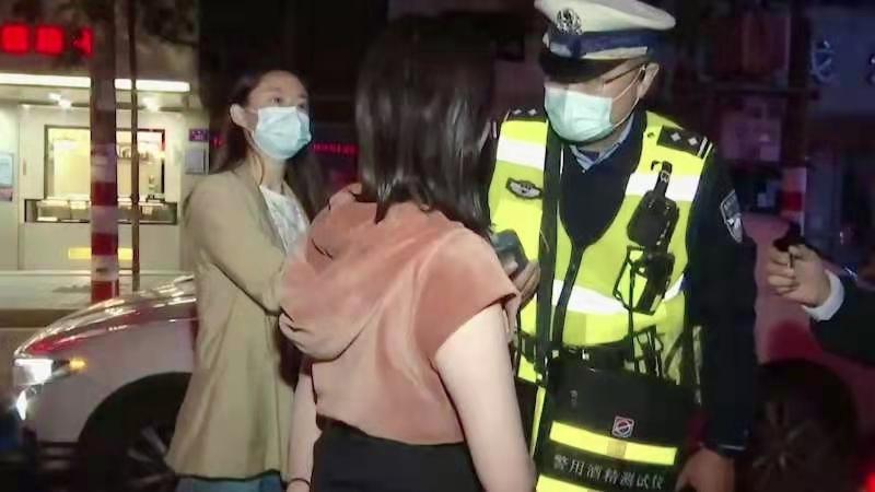 江西豪车女司机改口不认识“yuwei”，为何夜查酒驾节目停更了？