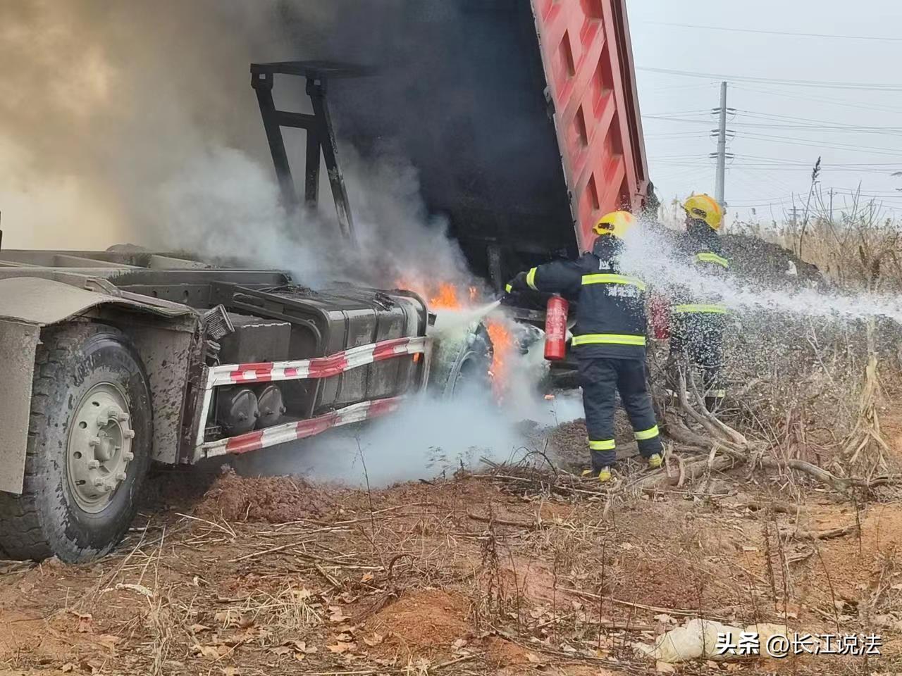 自卸货车翻斗不慎触碰高压线起火 武汉消防紧急处置