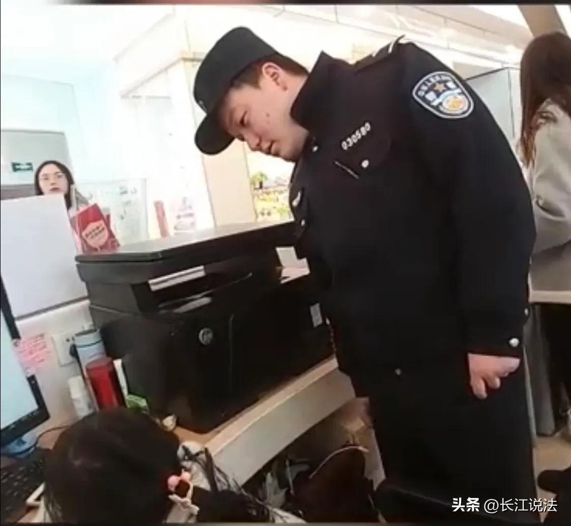 暖心“套路”： 民警用去游乐场巧劝出走女孩回家