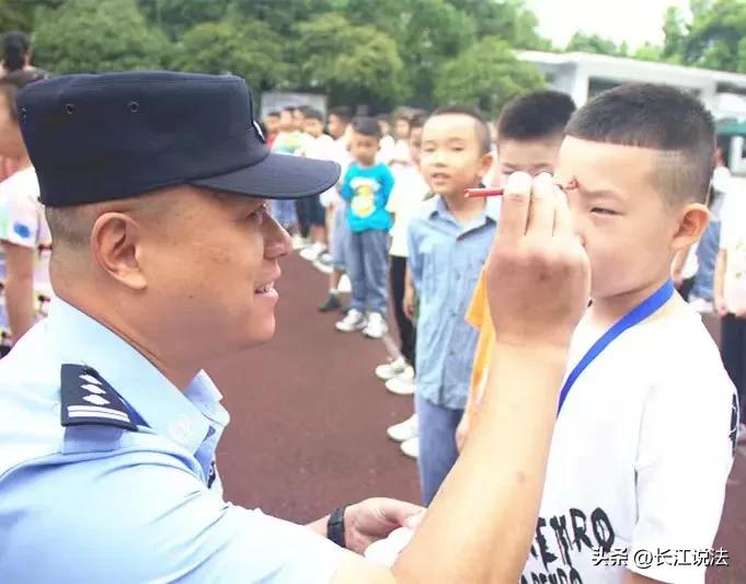 宜昌：法制副校长为同学们朱砂启智