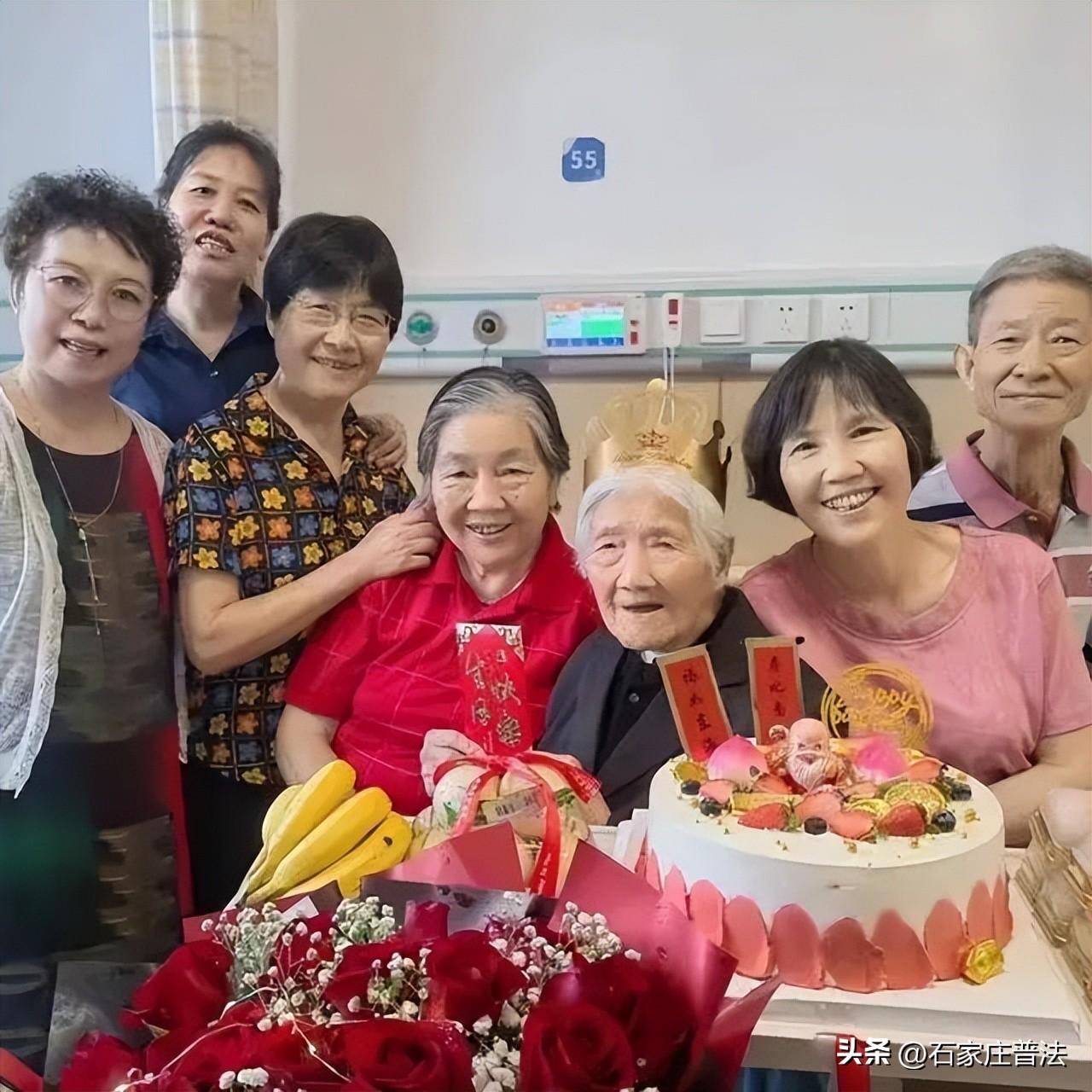 杭州105岁奶奶偶遇40年不见的“女儿”后泪崩：我怎么都想不到