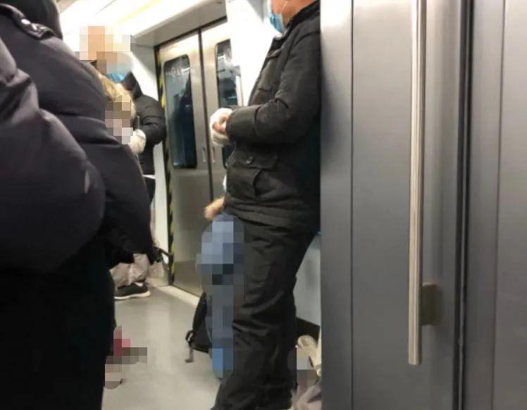 家长地铁里当众让孩子下跪引发热议！专家：其行为已违法！