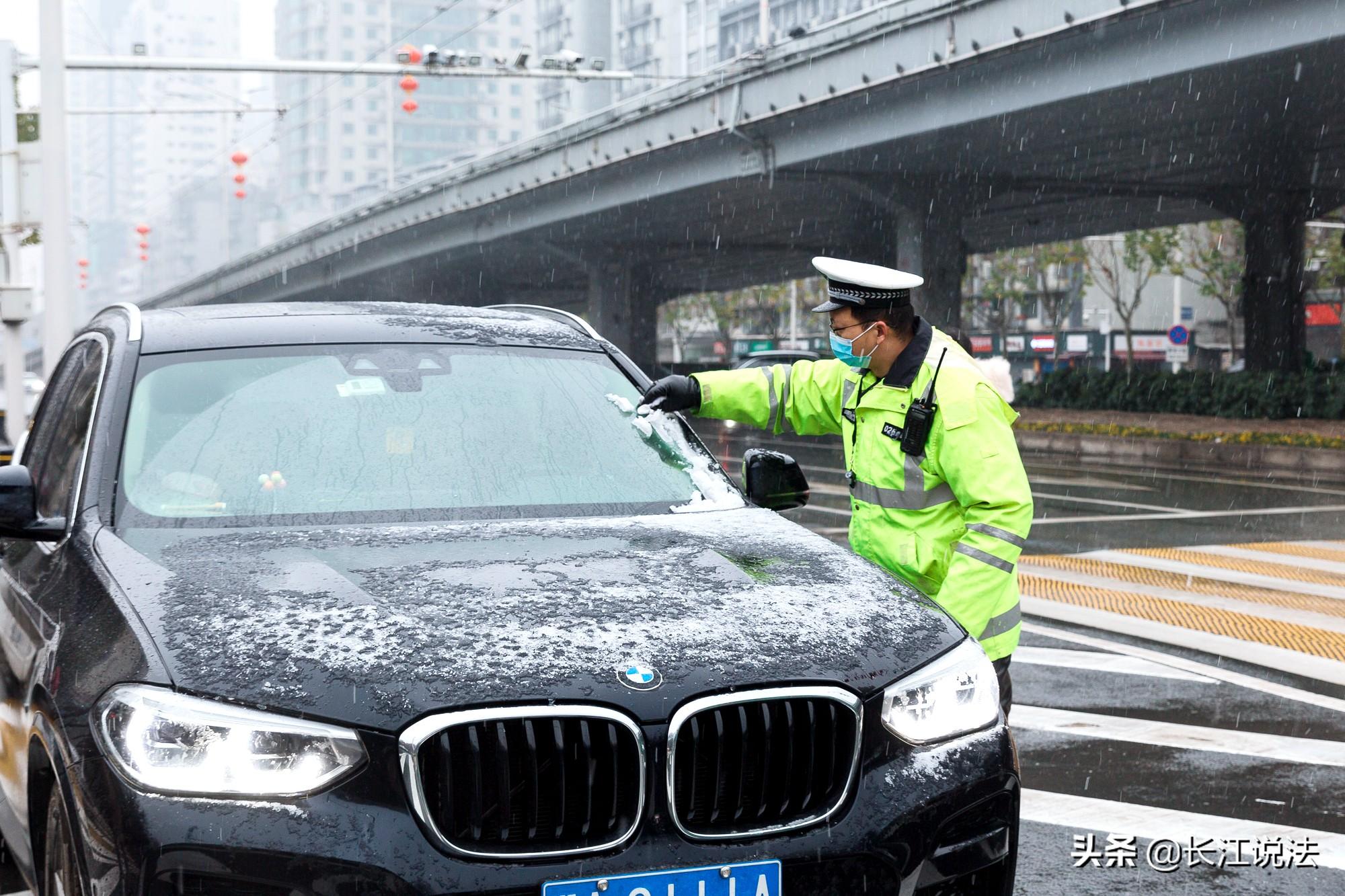 武汉：全警积极应对雨雪恶劣天气