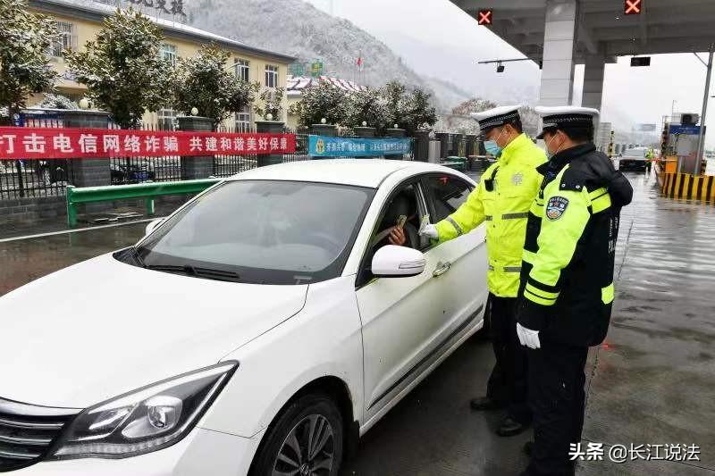 雨雪来袭 保康全警上路护安保畅