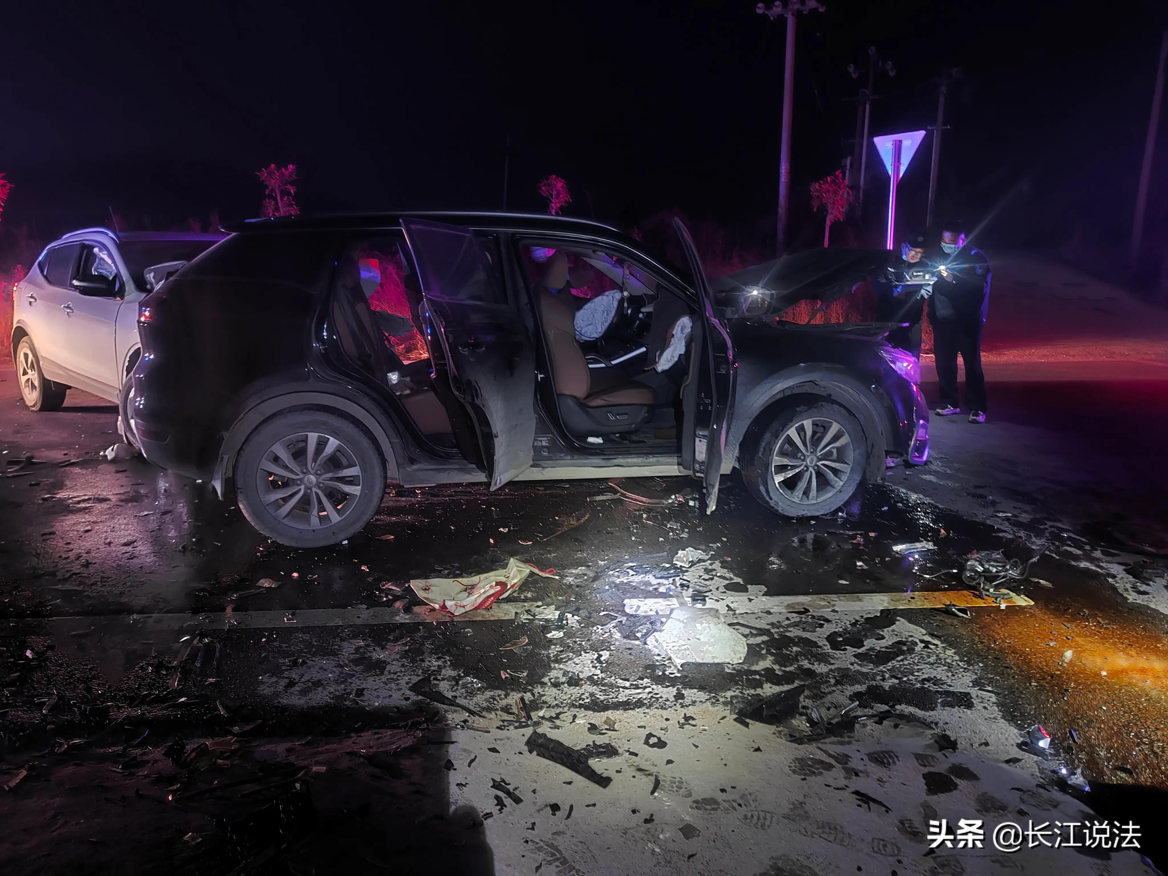 惊险：夜晚两车相撞两人受重伤，蕲春多部门联合救人