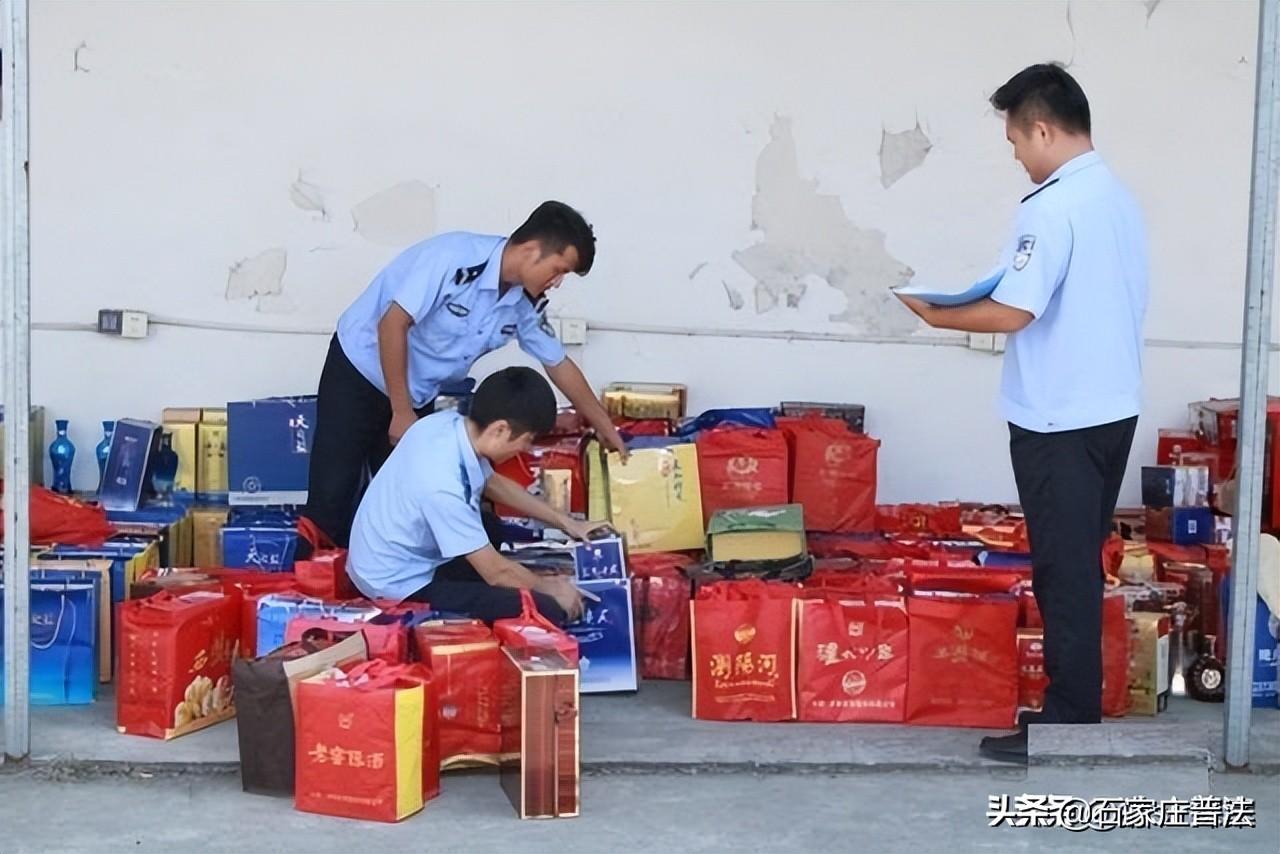 小偷家被搜堪比贪腐现场，700瓶酒1冰箱烟，大量现金已发霉