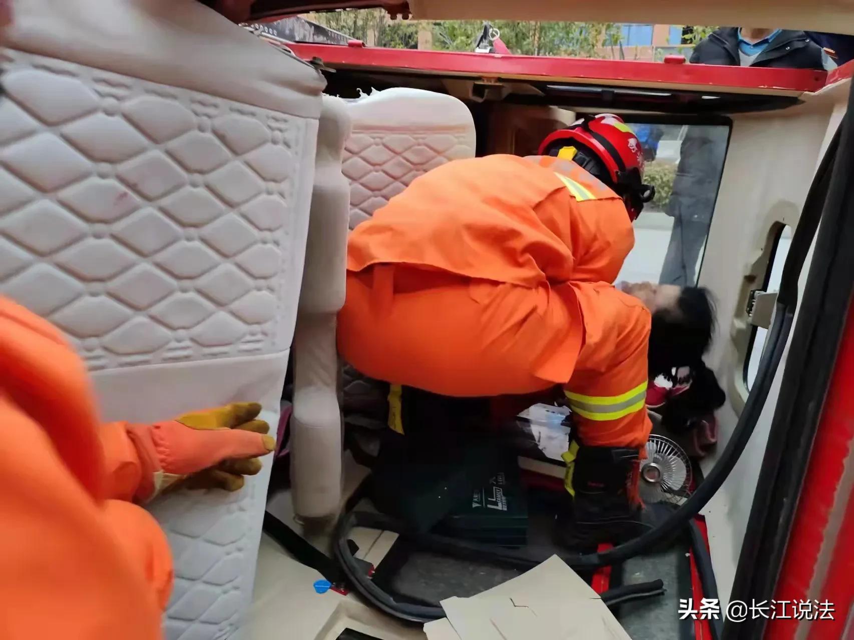 揪心：轿车与三轮车相撞一人受伤被困，英山消防紧急救人