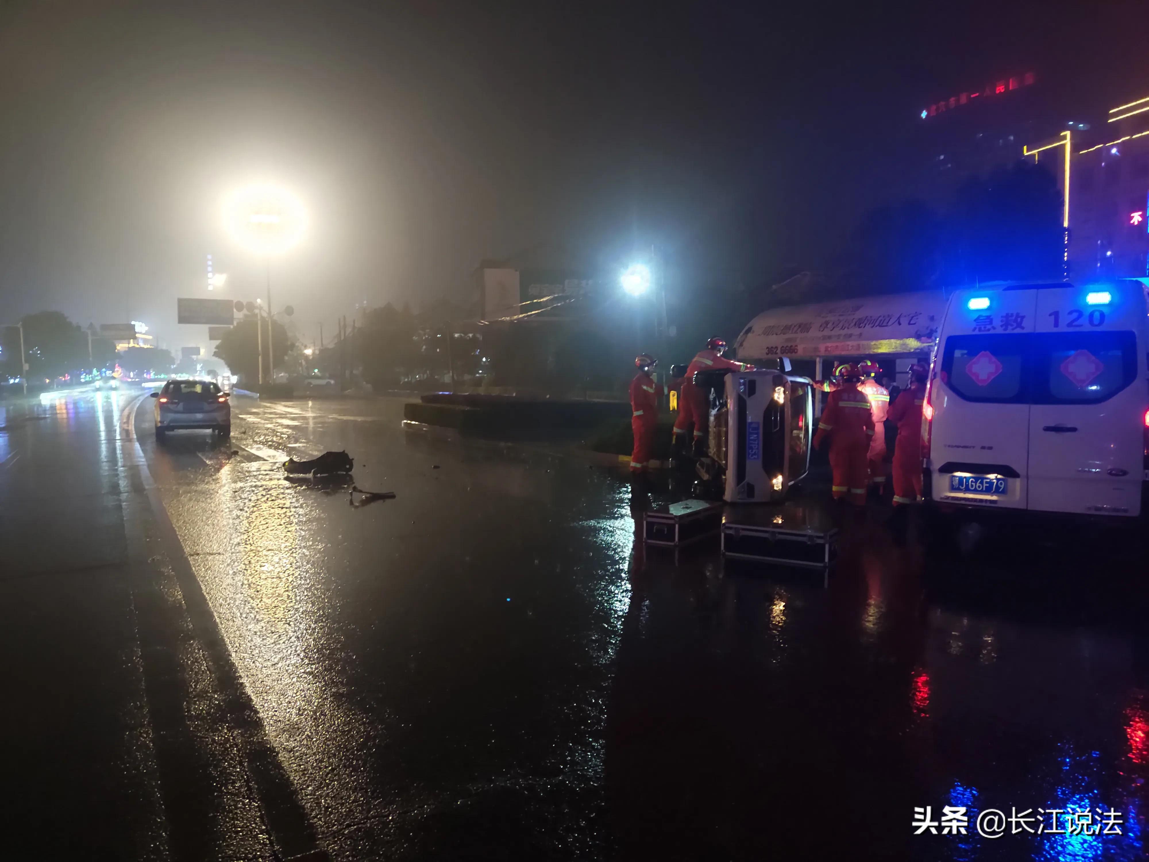 湖北武穴：​雨夜路滑两车相撞一人被困，消防员冒雨巧救人