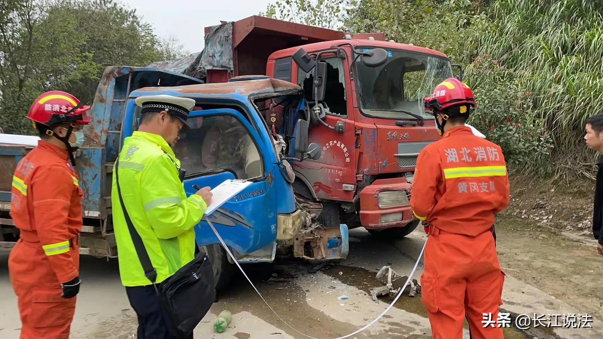 两车相撞司机受伤被困，团风消防破拆救人