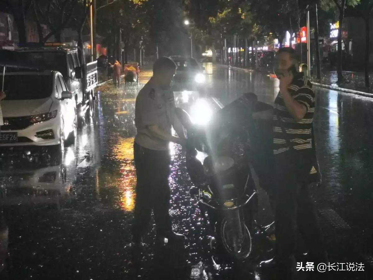 宜昌：男子雨夜骑行摔倒 民辅警紧急救助