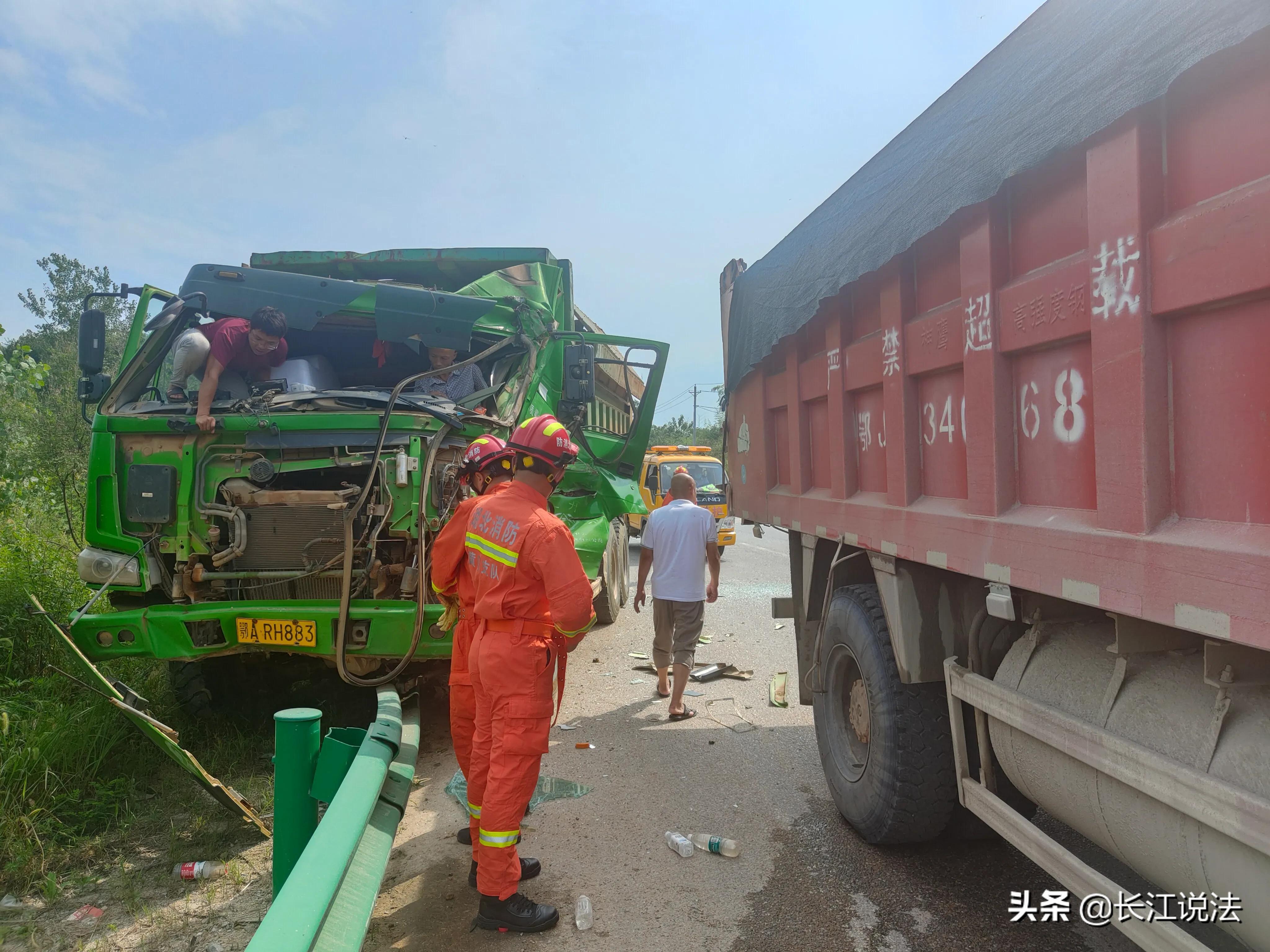 车速过快惹的祸：两车追尾司机受伤被困，消防紧急救人