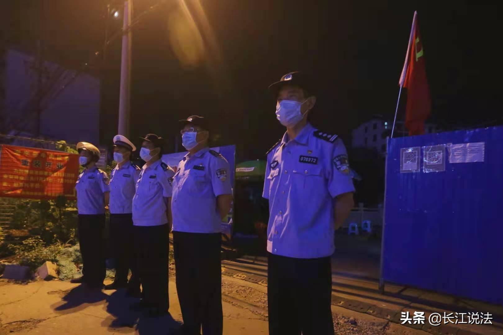 荆门：奔走在社区“疫”线的“警服蓝”