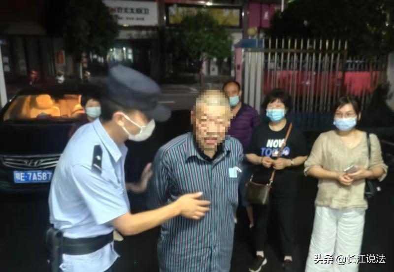 湖北远安：老人故地重游迷路 民警暖心相助一家团圆