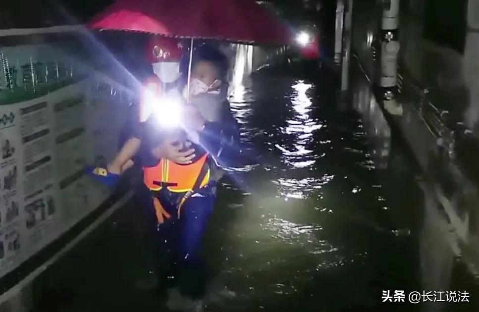 湖北黄冈：暴雨袭城，黄冈消防闻警而动