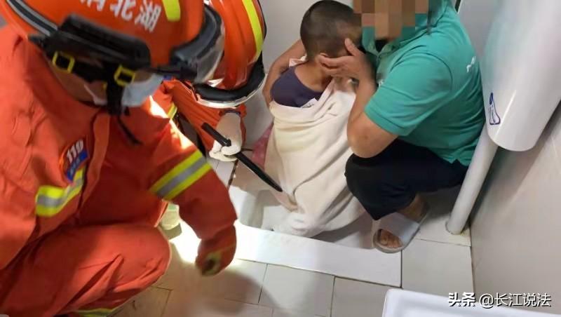 湖北红安：六岁男孩脚被便池“咬住”,消防员“破池”营救