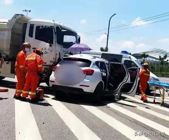 为抢道两车相撞一人受伤被困，黄冈消防紧急救人