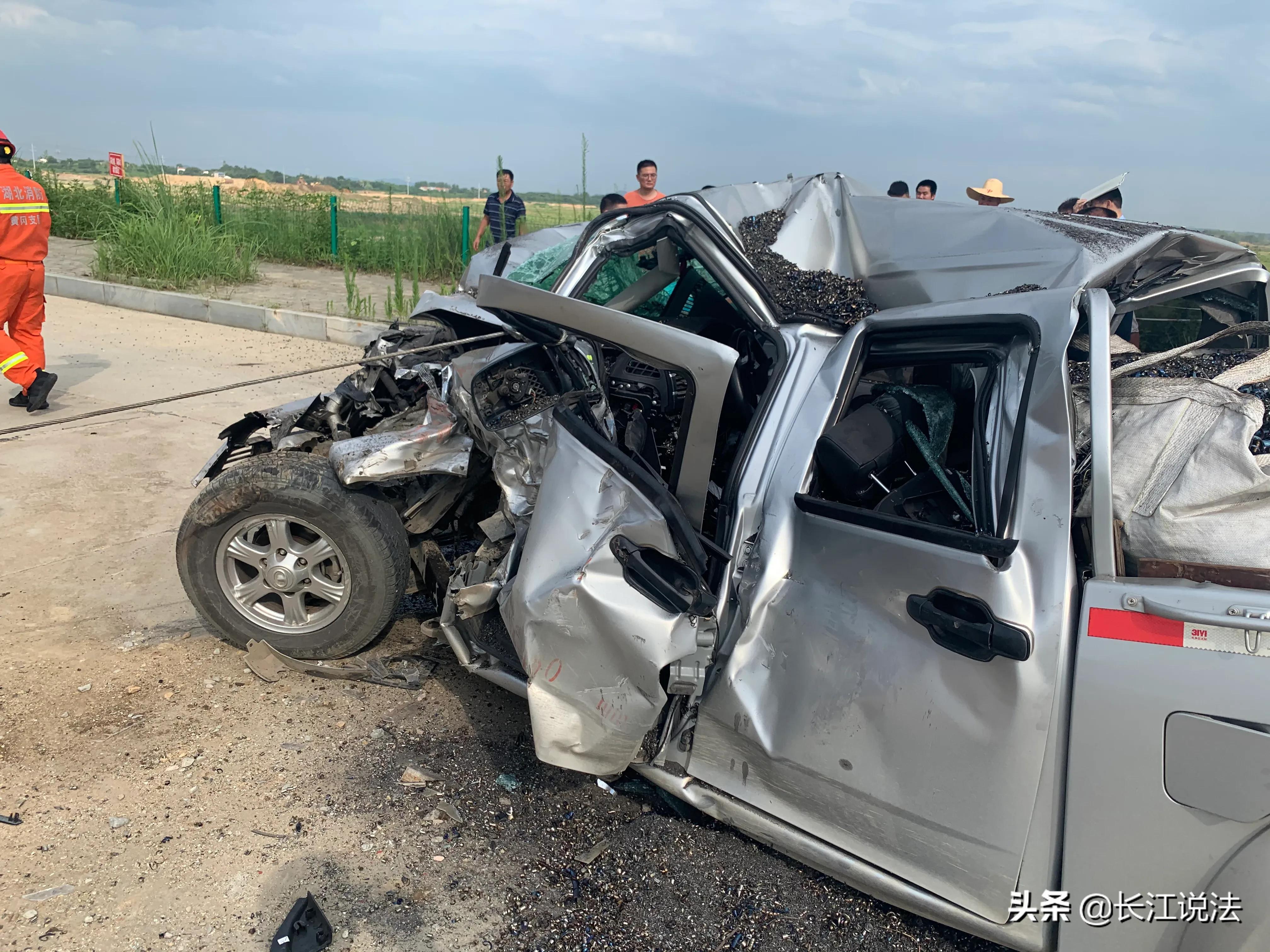 湖北黄州：两车相撞司机受伤被困，多部门联合救人