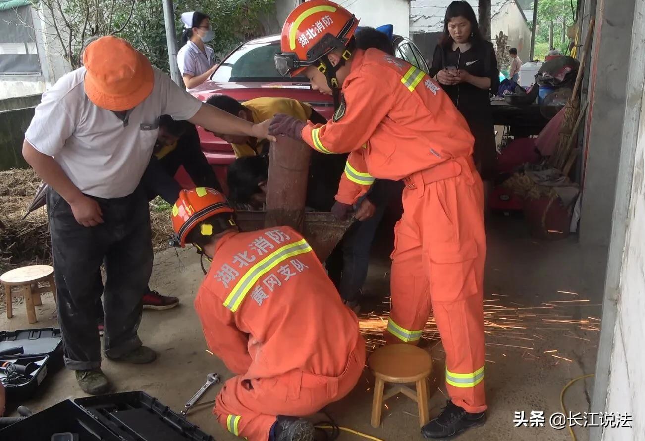 3岁幼童右手被卷入搅拌机 消防紧急救援