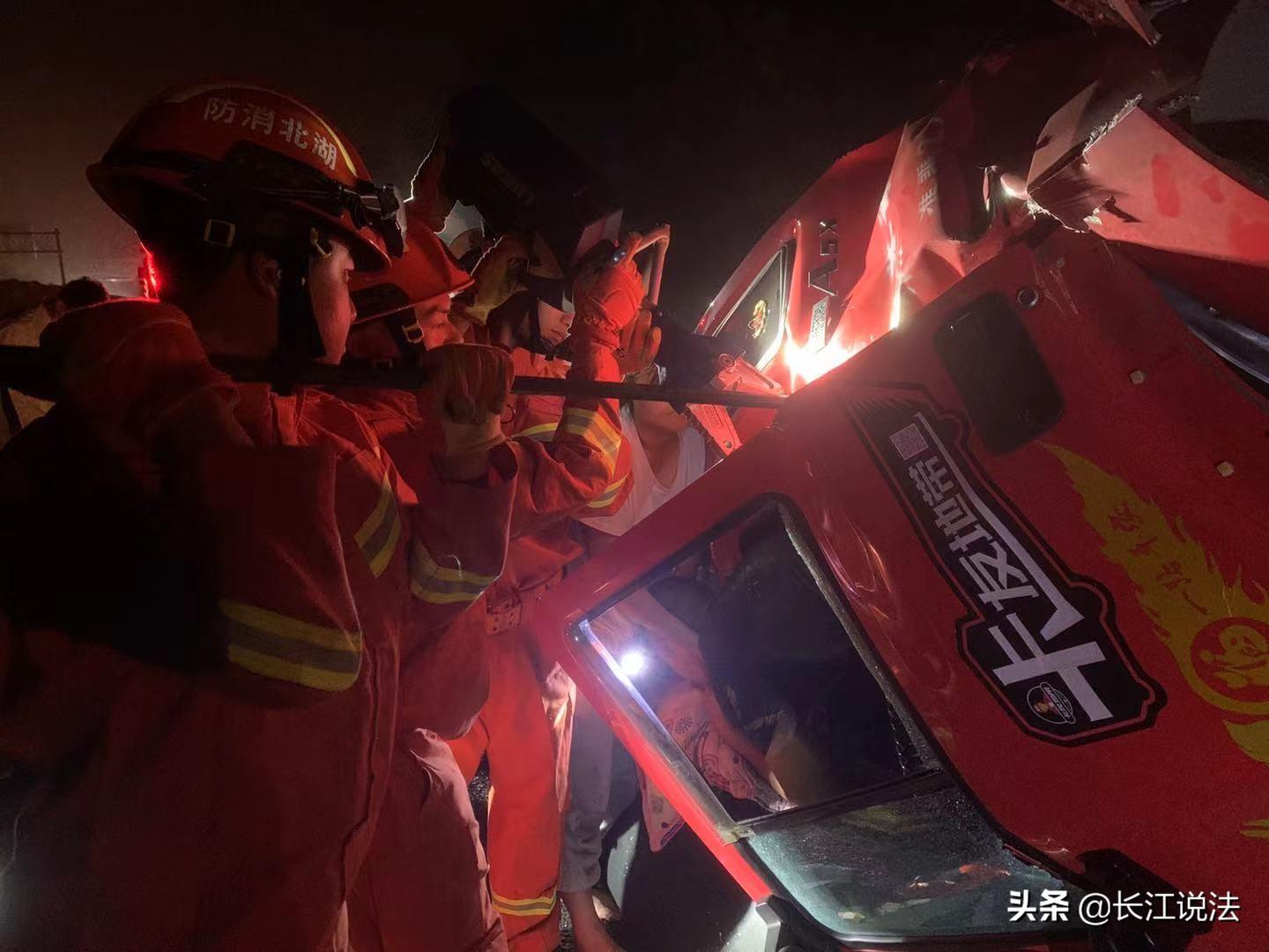 武汉：高速路上货车追尾致司机被困 消防员跪地托举半小时救人