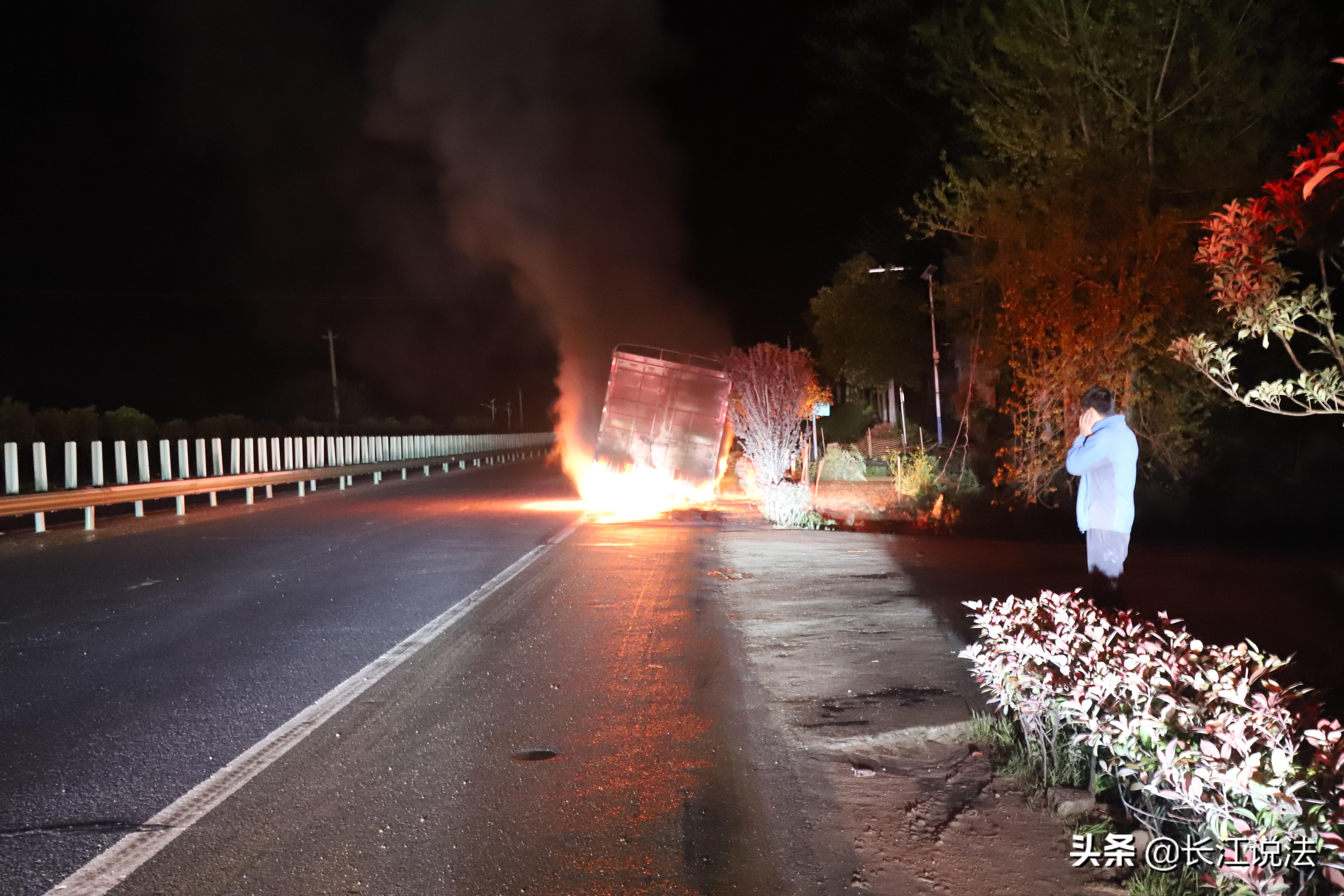 货车行驶中轮胎似“风火轮” 团风消防凌晨紧急施救