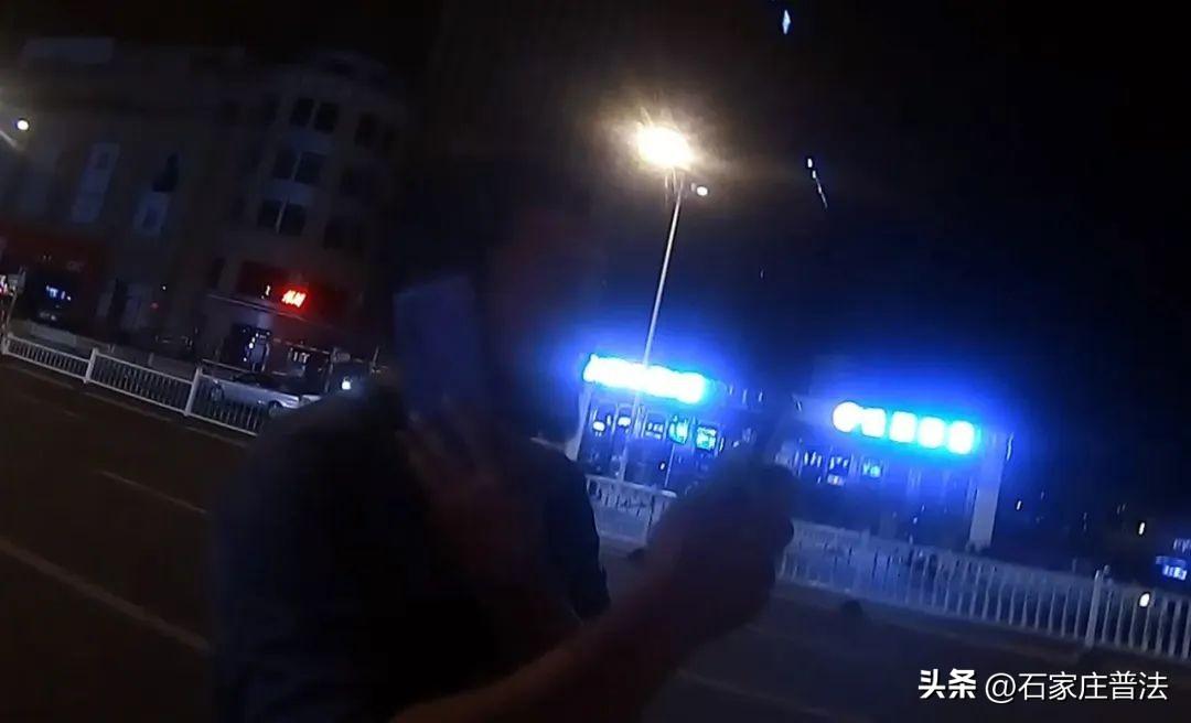 太奇葩！男子要求交警进行酒精检测！结局大快人心……