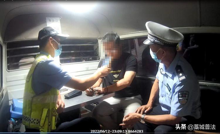 醉驾男弃车逃跑被抓 眼镜和鞋都“跑飞”了