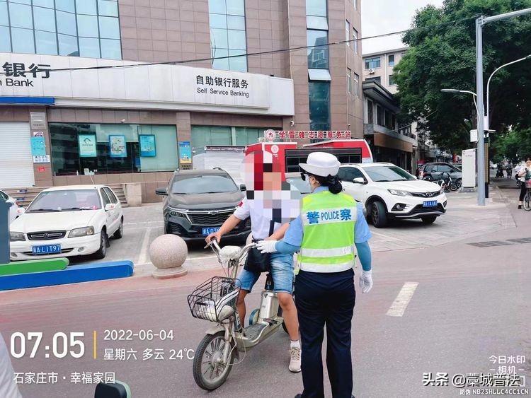 【节日我在岗】藁城交警端午假期劝导电动车佩戴安全头盔，安全文明出行