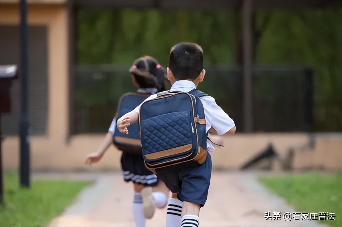 学生在校打闹受伤该由谁担责？停车时压碎小区井盖需要赔偿吗？民法典来解答！