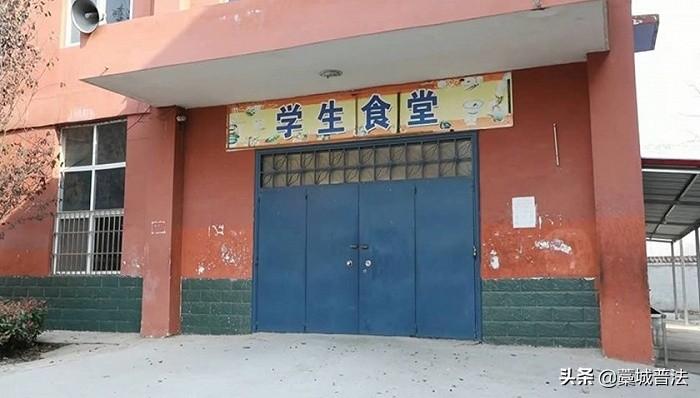 新华社五问学生呕吐腹泻事件：为何换不掉涉事配餐公司？