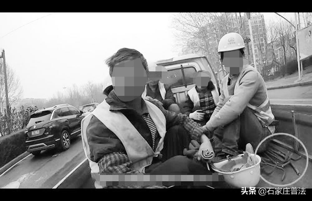 货车车厢坐了5名工人 后挡板坏了还关不上 交警：太随意了，罚！