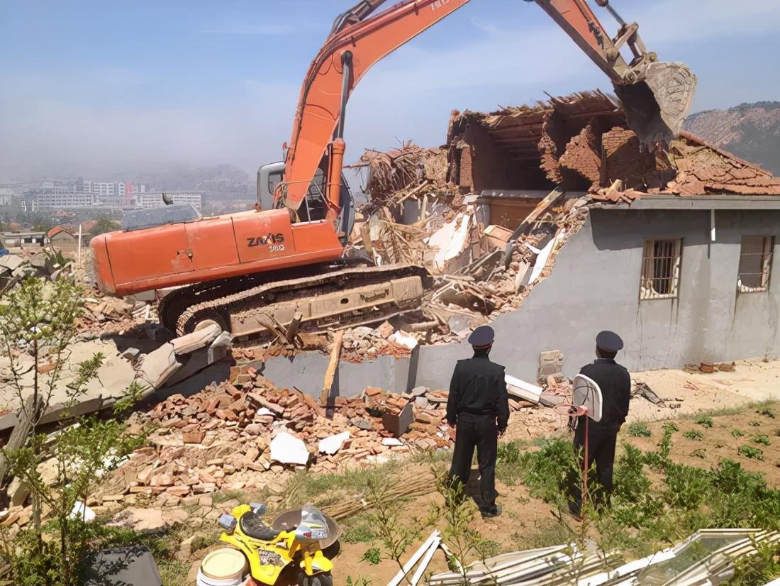 “城管”是否有权强拆违建房屋?有权拆违建的依据是什么呢？