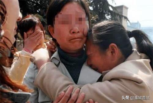 17岁少女被人4000元卖给单身老汉，她居然反手将女贩子卖了