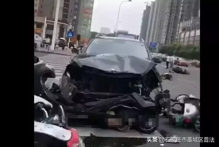 突发！奔驰撞上多辆电动车，致3死10伤，行车记录仪拍下惊魂一瞬