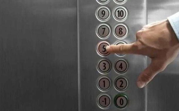 法律科普：业主被困电梯向物业索赔万元，合理吗？