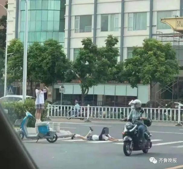 俩女孩趴在斑马线上拍照，视频冲上热搜！警方通报来了