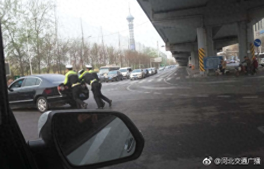 「幸福石家庄」暖心！石家庄建华大街上一私家车突发状况，交警齐推车！