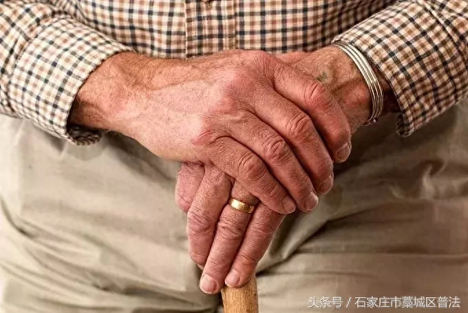 子女拒绝赡养80岁的老母亲，应该怎么办？