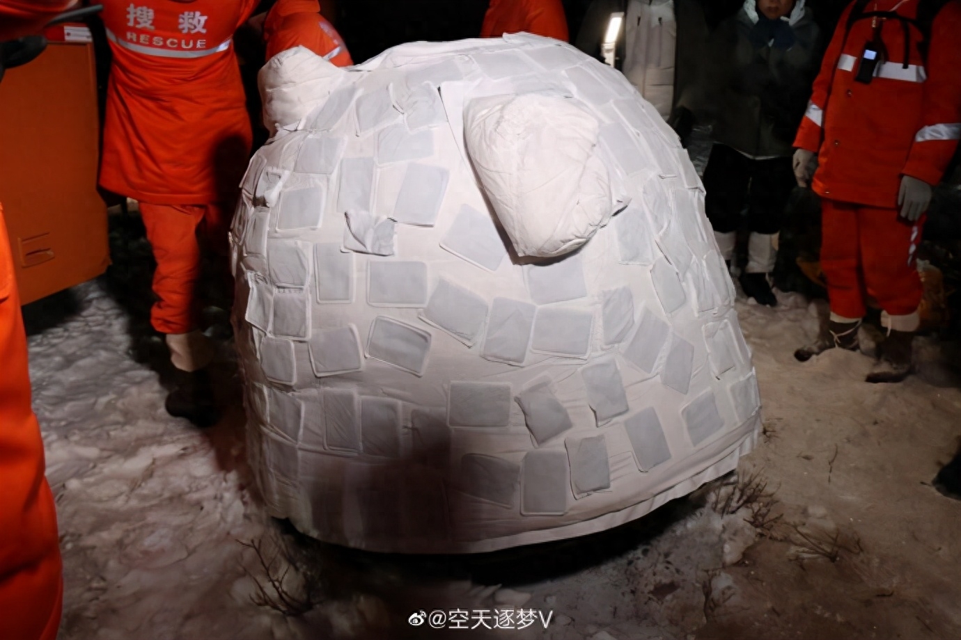 嫦娥五号穿了两层棉衣还贴满了暖宝宝 网友: 不能冻到我们的“快递员”!