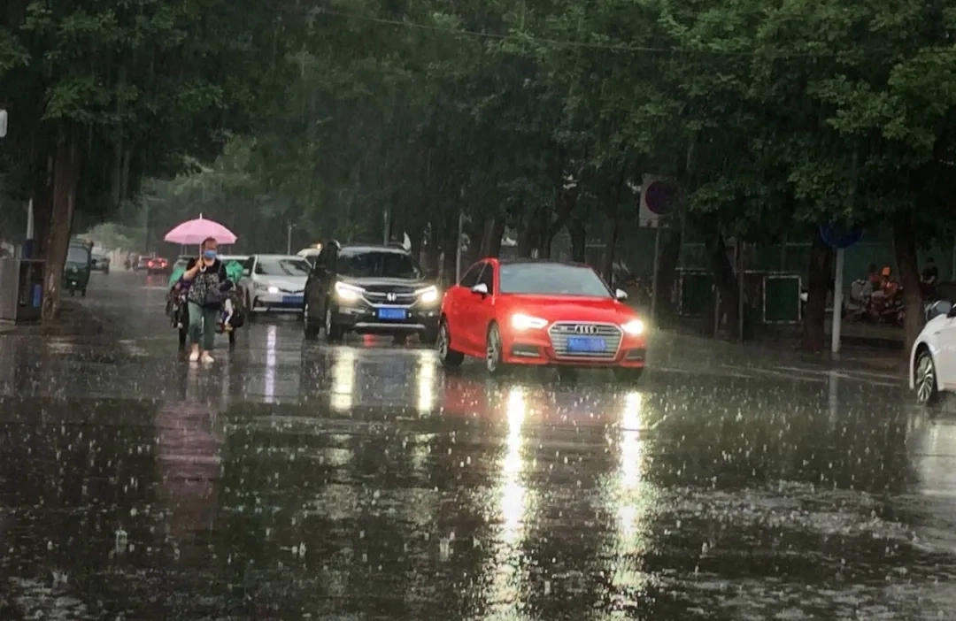 这会儿外面已经开始下了！中到大雨 暴雨！河北大范围降雨来了