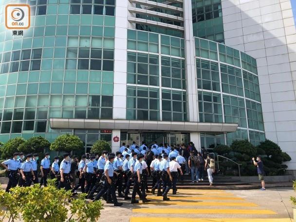 香港警方搜查黎智英壹传媒总部大楼