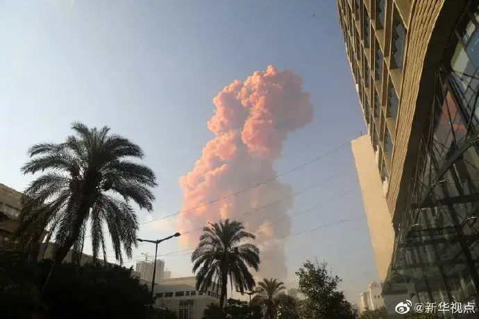 【突发】黎巴嫩首都发生爆炸，现场升起粉色蘑菇云，4000多人死伤